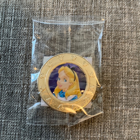 Disney Wonder Ball 100 Alice Coin - Picture 1 of 4